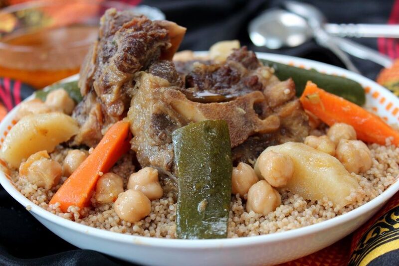 Couscous royal servi dans un plat traditionnel